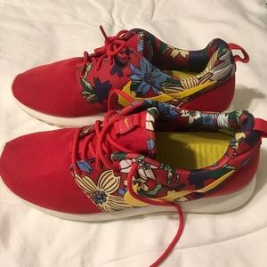 Women’s Nike Floral Res Sneakers size 9.5
